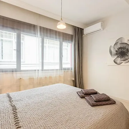 Feriehus Private Building W Terrace Walk To Taksim & 6 Guests *