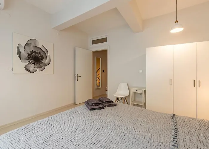 Private Building W Terrace Walk To Taksim & 6 Guests *